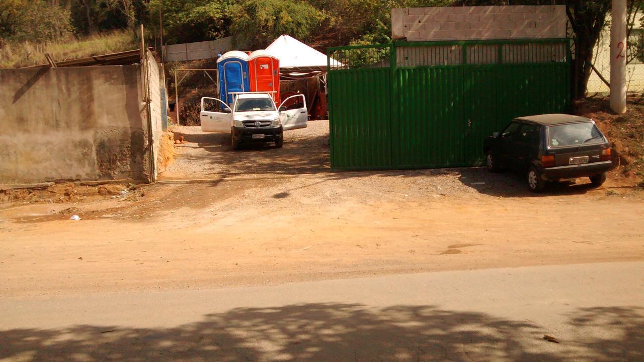 Sede da Sanebras no Distrito Industrial de Timóteo, com veículo da empresa e unidades sanitárias no pátio
