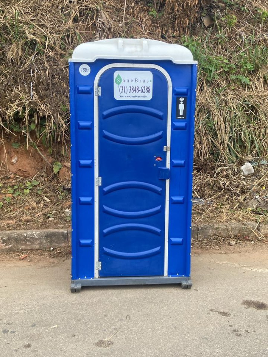 Banheiro químico azul da Sanebras instalado em via de acesso a obra
